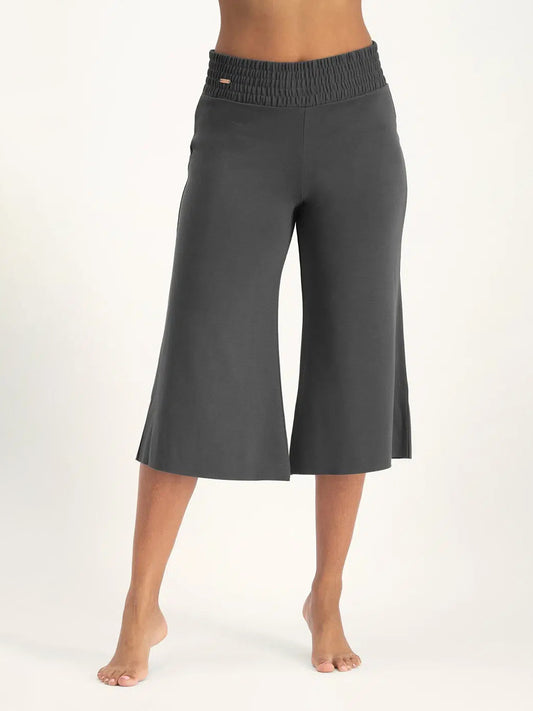 Urban Goddess Flow Capri Yoga Pants - Ash