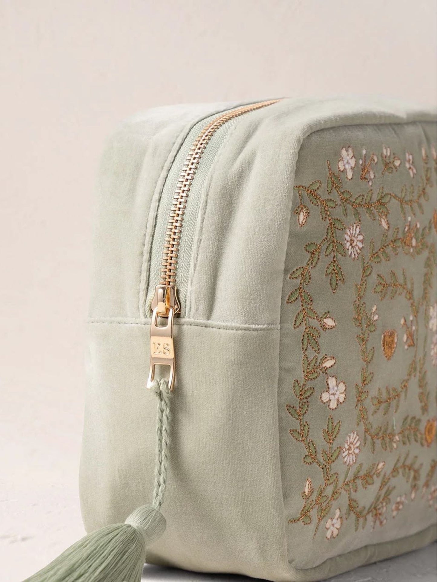 Elizabeth Scarlett Velvet Wash Bag - Sage English Garden