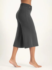 Urban Goddess Flow Capri Yoga Pants - Ash